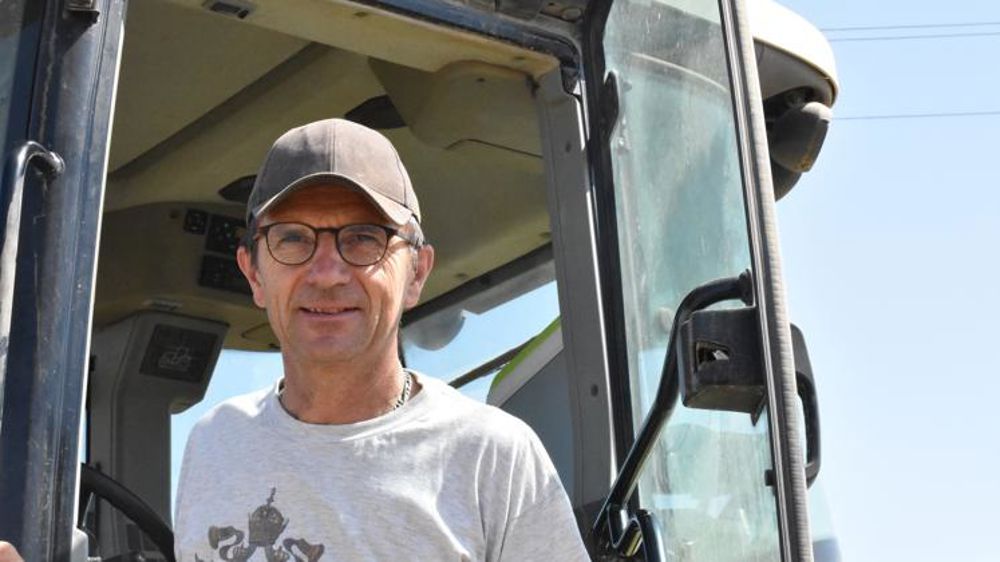 Philippe Noyau, producteur d’asperges, est prêt à payer un peu plus cher pour trouver des saisonniers efficaces. © Aude Richard